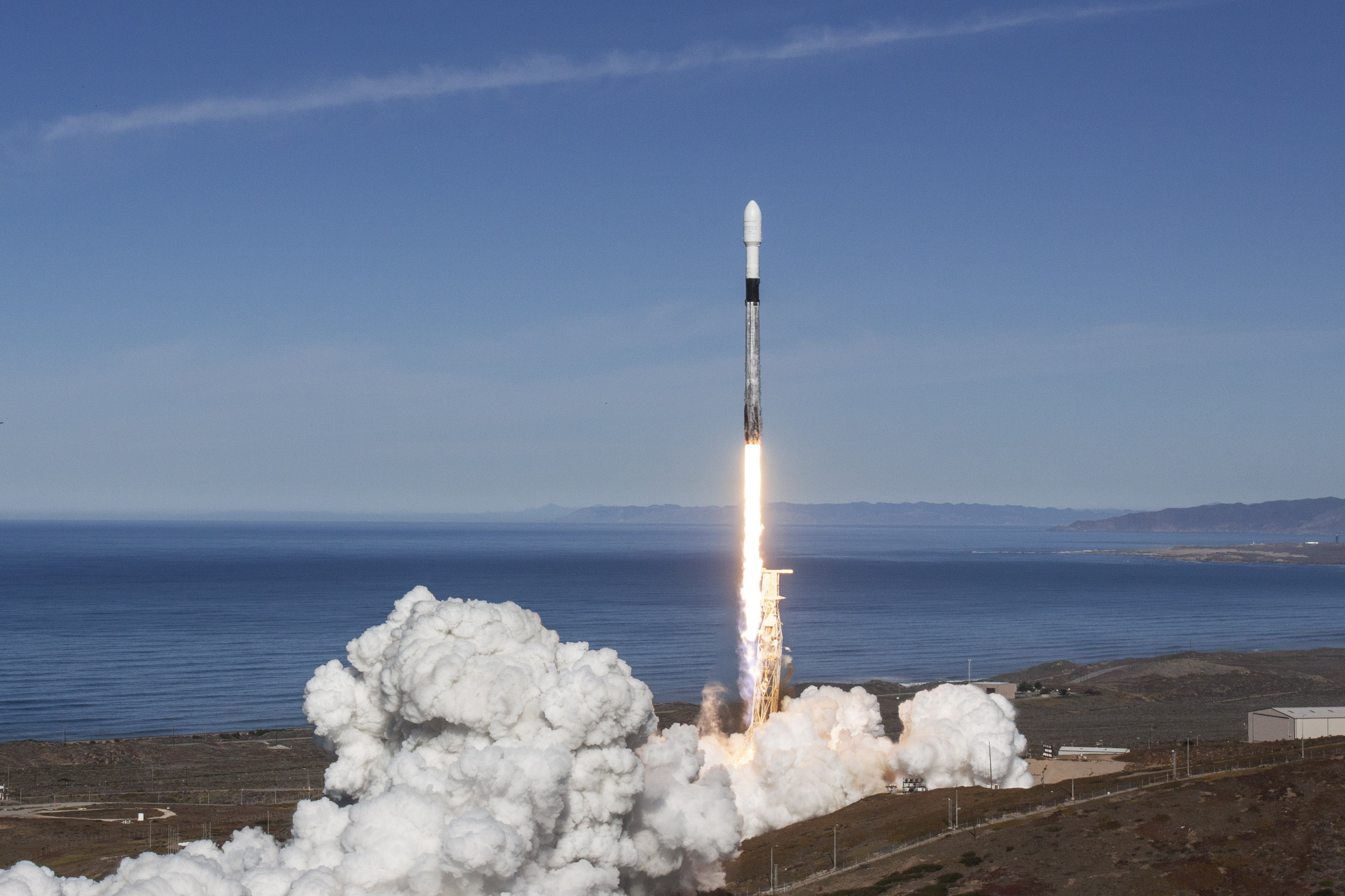 Falcon 9 lifts off with Suomi 100 satellite